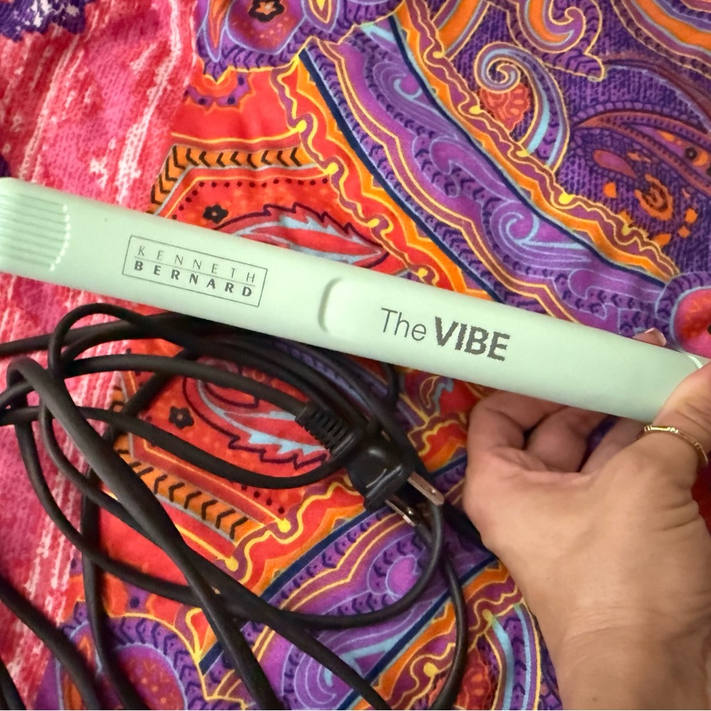 The VIBE Mint Hair Straightener